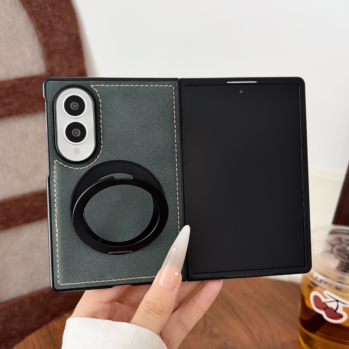 Custodia di Lusso in Pelle di  - Magnetic Charging Stand recensione e prezzo
